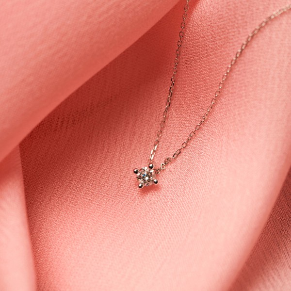 Diamantanhänger in 0,10 Karat, Weißgold 750 / 18 Karat, mit einer 750ger Goldkette in 42 cm lang, Gewicht ca. 1,04 g.