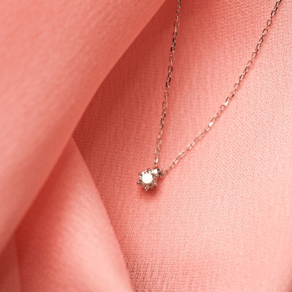 Diamantanhänger in 0,05 Karat, Weißgold 750 / 18 Karat, mit einer 750ger Goldkette in 42 cm lang, Gewicht ca. 0,97 g.