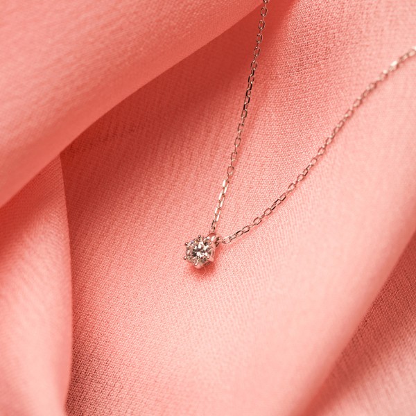 Diamantanhänger in 0,10 Karat, Weißgold 585 / 14 Karat, mit einer 585ger Goldkette in 42 cm lang, Gewicht ca. 0,87 g.