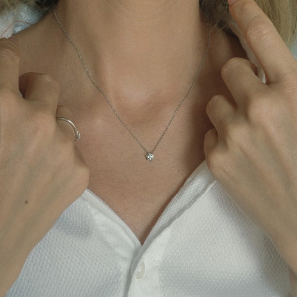 Diamantanhänger in 0,30 Karat mit GIA Zertifikat, Weißgold 750 / 18 Karat, mit einer 750ger Goldkette in 42 cm lang, Gewicht ca. 1,44 g.