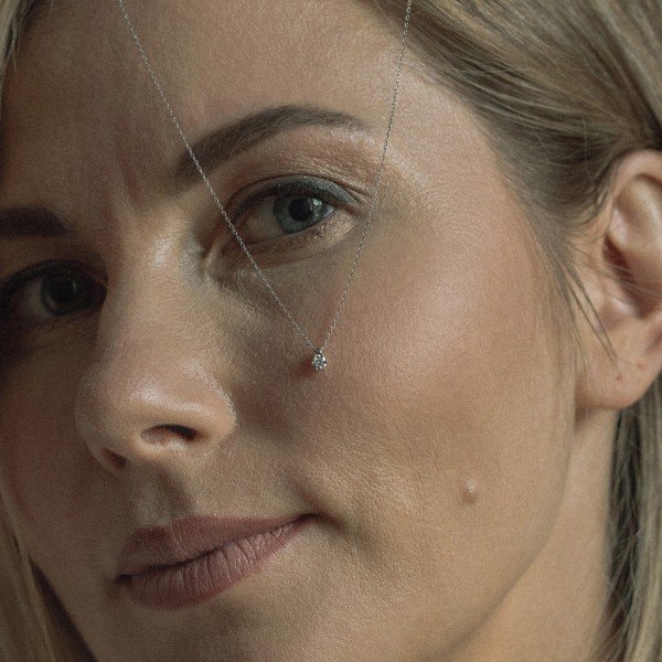 Diamantanhänger in 0,30 Karat mit GIA Zertifikat, Weißgold 750 / 18 Karat, mit einer 750ger Goldkette in 42 cm lang, Gewicht ca. 1,44 g.