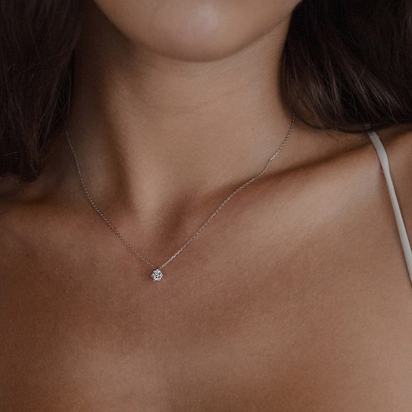 Diamantanhänger in 0,30 Karat mit GIA Zertifikat, Weißgold 750 / 18 Karat, mit einer 750ger Goldkette in 42 cm lang, Gewicht ca. 1,44 g.