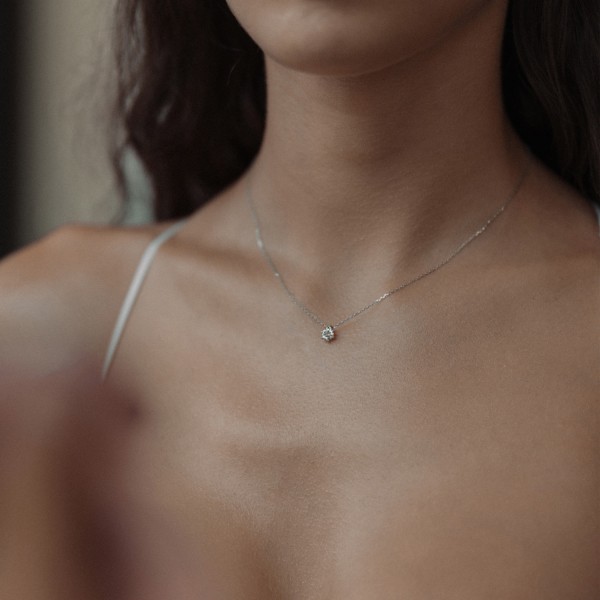 Diamantanhänger in 0,30 Karat mit GIA Zertifikat, Weißgold 750 / 18 Karat, mit einer 750ger Goldkette in 42 cm lang, Gewicht ca. 1,44 g.