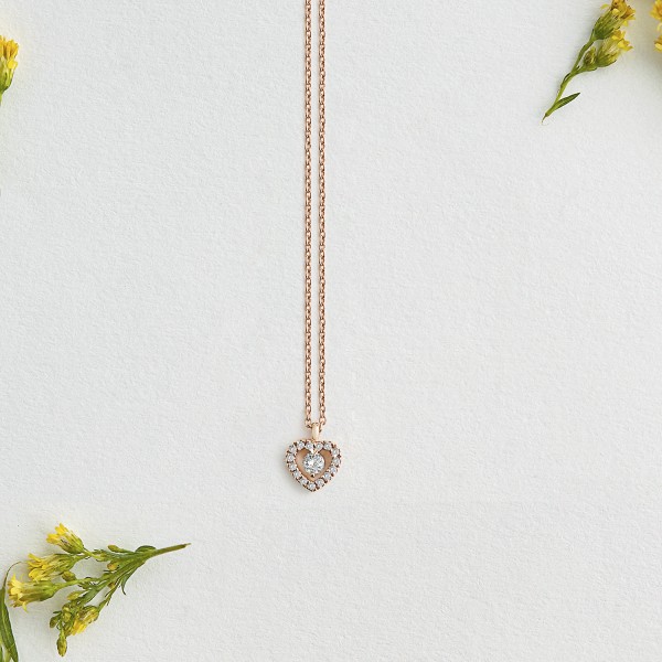 Diamantanhänger in 0,09 Karat, Rotgold 750 / 18 Karat, mit einer 750ger Goldkette in 42 cm lang, 0,9 mm breit, Gewicht ca. 1,92 g.