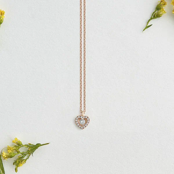 Diamantanhänger in 0,09 Karat, Rotgold 750 / 18 Karat, mit einer 750ger Goldkette in 42 cm lang, 0,9 mm breit, Gewicht ca. 1,92 g.