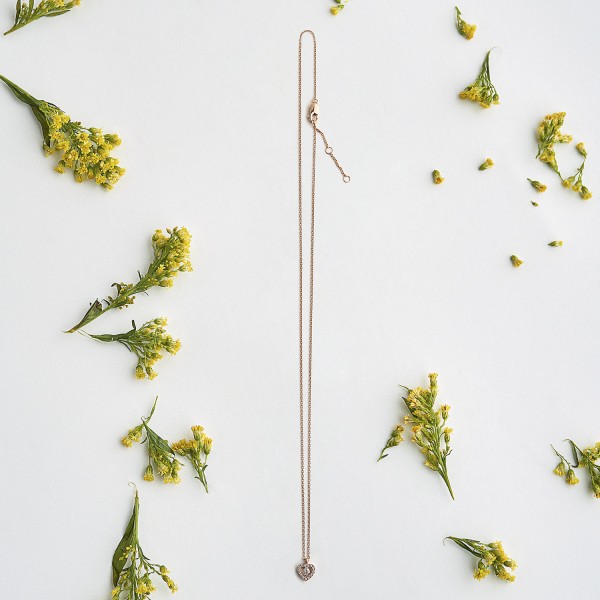 Diamantanhänger in 0,09 Karat, Rotgold 750 / 18 Karat, mit einer 750ger Goldkette in 42 cm lang, 0,9 mm breit, Gewicht ca. 1,92 g.