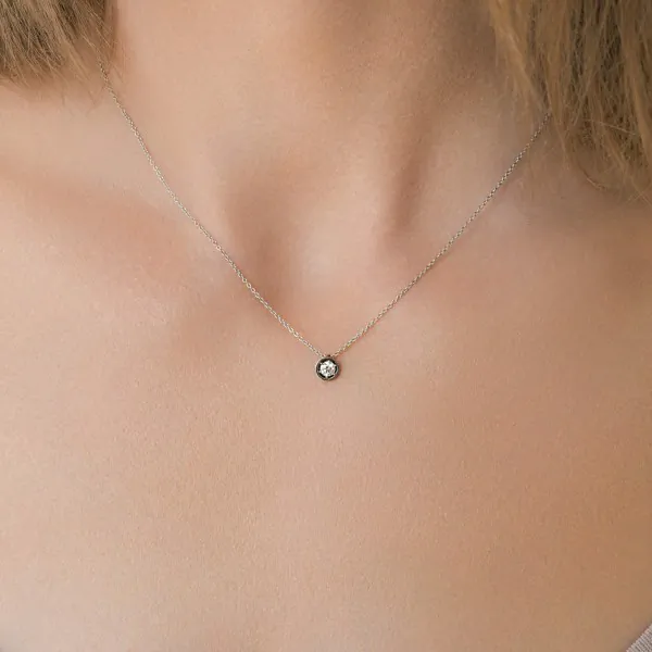 Diamantanhänger in 0,15 Karat, Weißgold 750 / 18 Karat, mit einer 750ger Goldkette in 42 cm lang, 0,9 mm breit, Gewicht ca. 1,97 g.