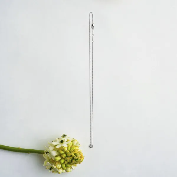 Diamantanhänger in 0,15 Karat, Weißgold 750 / 18 Karat, mit einer 750ger Goldkette in 42 cm lang, 0,9 mm breit, Gewicht ca. 1,97 g.
