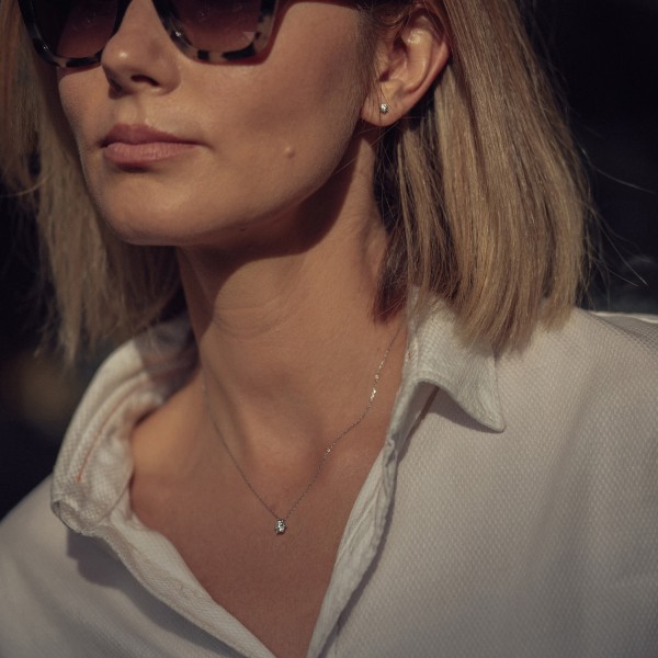 Diamantanhänger in 0,40 Karat mit GIA Zertifikat, Weißgold 750 / 18 Karat, mit einer 750ger Goldkette in 42 cm lang, Gewicht ca. 1,50 g.