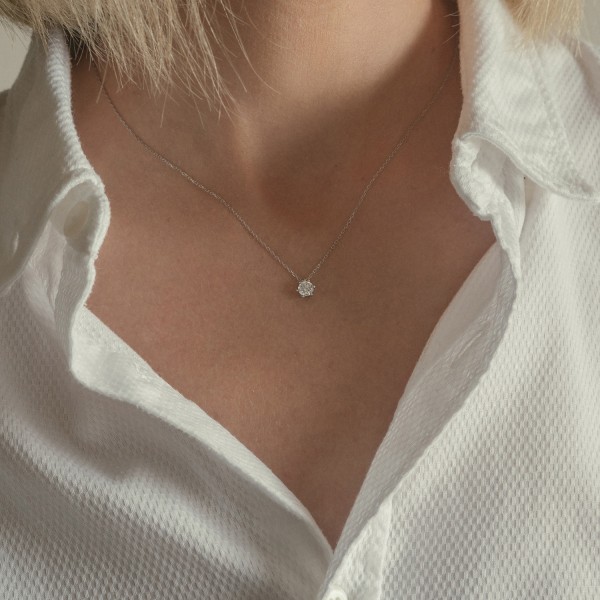 Diamantanhänger in 0,40 Karat mit GIA Zertifikat, Weißgold 750 / 18 Karat, mit einer 750ger Goldkette in 42 cm lang, Gewicht ca. 1,50 g.