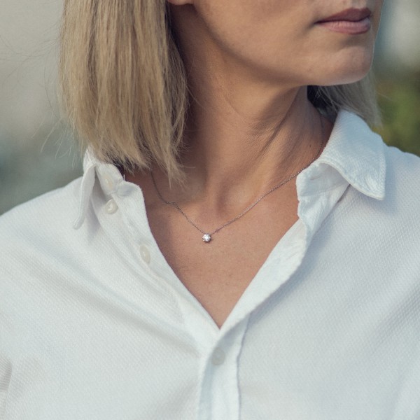 Diamantanhänger in 0,40 Karat mit GIA Zertifikat, Weißgold 750 / 18 Karat, mit einer 750ger Goldkette in 42 cm lang, Gewicht ca. 1,50 g.