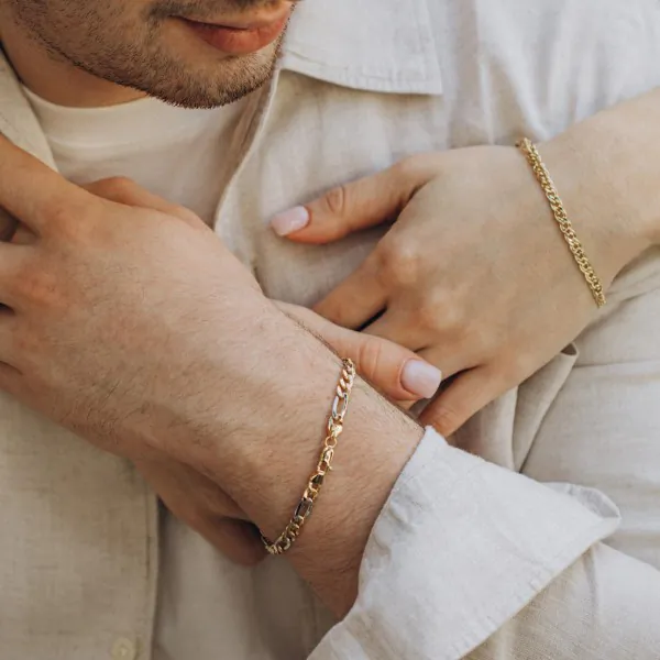 Armband als Figarokette hohl Bicolor in Gelbgold / Weißgold 333 / 8K, 21 cm lang, 5,7 mm breit, Gewicht ca. 4.1 g.