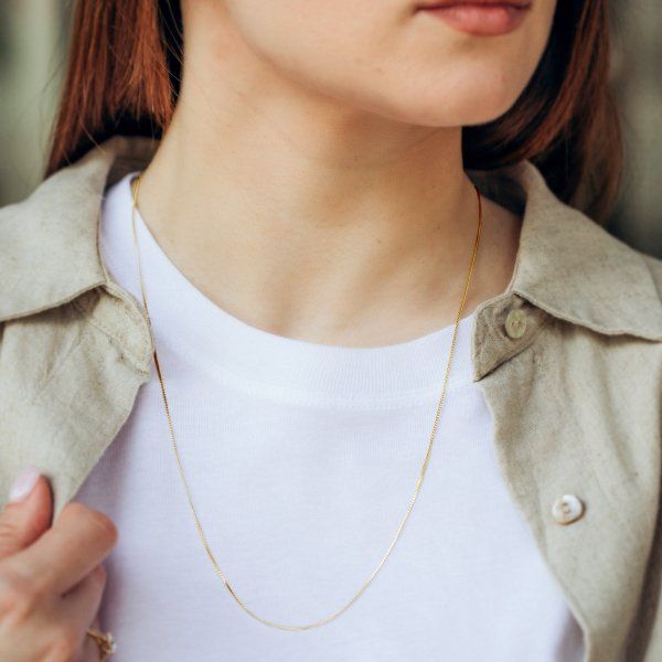 Goldkette als Panzerkette flach in Gelbgold 375 / 9K, 45 cm lang, 1,1 mm breit, Gewicht ca. 1.5 g.