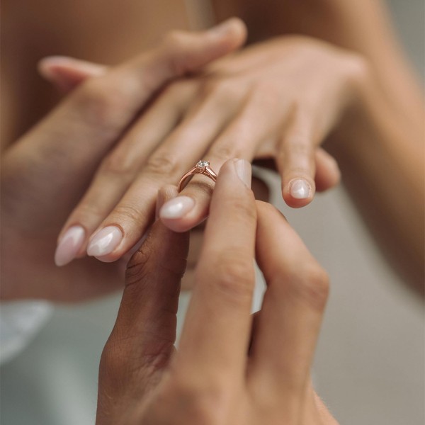 0,40 Karat Diamant Verlobungsring mit GIA Zertifikat, Rotgold 750 / 18K, Breite 1,7 mm,Weite 50 mm, Gewicht ca. 3.41 g.