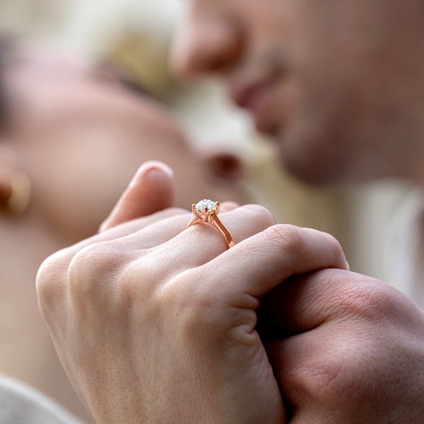 1 Karat Diamant Ring mit GIA Zertifikat, Rotgold 750 / 18K, Breite 1,7 mm,Weite 51 mm, Gewicht ca. 3.41 g.
