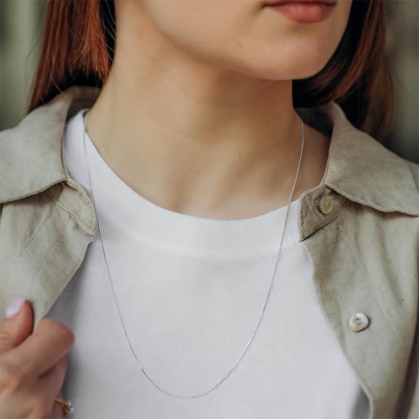 Goldkette als Venezianerkette in Weißgold 750 / 18K, 70 cm lang, 0,6 mm breit, Gewicht ca. 2.4 g.