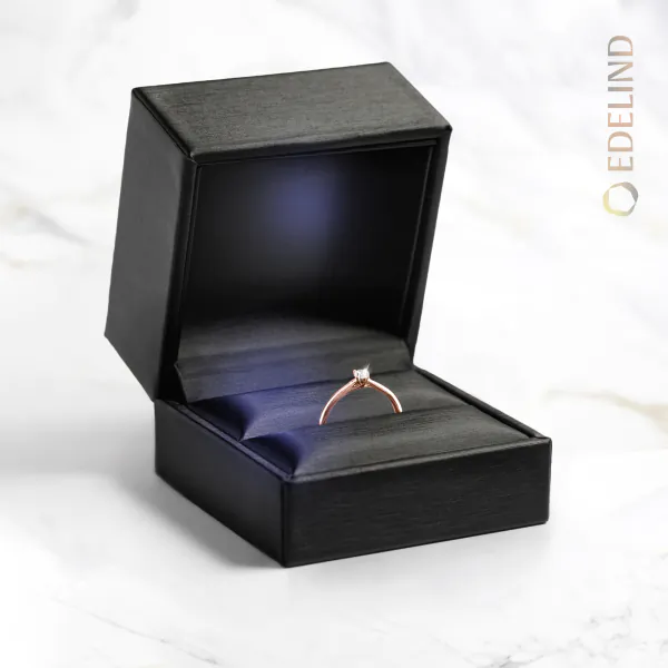 0,10 Karat Diamant Verlobungsring, Rotgold 585 / 14K, Breite 2 mm, Weite 49 mm, Gewicht ca. 2.2 g.
