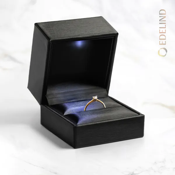 0,10 Karat Diamant Verlobungsring, Gelbgold 585 / 14K, Breite 2 mm, Weite 51 mm, Gewicht ca. 2.2 g.