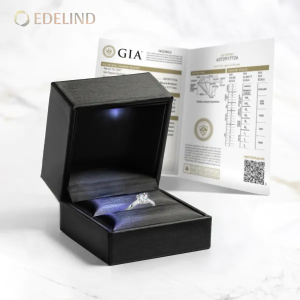 0,70 Karat Diamant Ring mit GIA Zertifikat, Weißgold 585 / 14K, Breite 1,7 mm,Weite 58 mm, Gewicht ca. 2.9 g.