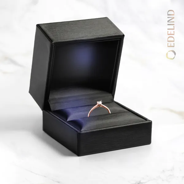 0,10 Karat Diamant Verlobungsring, Rotgold 750 / 18K, Breite 2 mm, Weite 52 mm, Gewicht ca. 1.97 g.