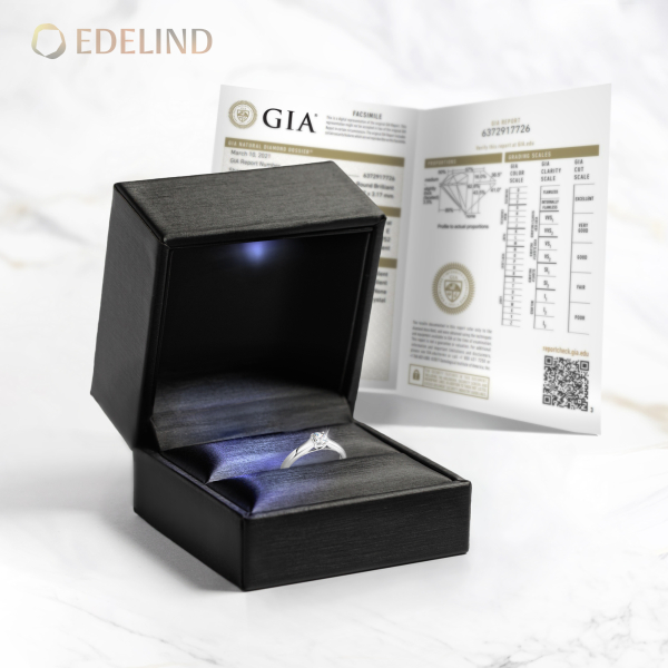 0,40 Karat Diamant Verlobungsring mit GIA Zertifikat, Weißgold 750 / 18K, Breite 1,7 mm,Weite 53 mm, Gewicht ca. 3.41 g.