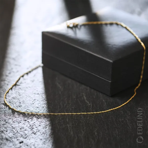 Goldkette als Singapurkette in Gelbgold 375 / 9K, 42 cm lang, 1 mm breit, Gewicht ca. 0.7 g.