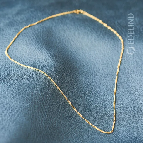 Goldkette als Singapurkette in Gelbgold 750 / 18 Karat, 85 cm lang, 1.4 mm breit, Gewicht ca. 3.7 g.