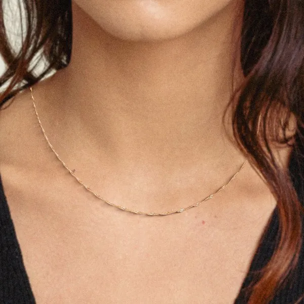 Goldkette als Singapurkette in Gelbgold 375 / 9 Karat, 34 cm lang, 1.2 mm breit, Gewicht ca. 1 g.