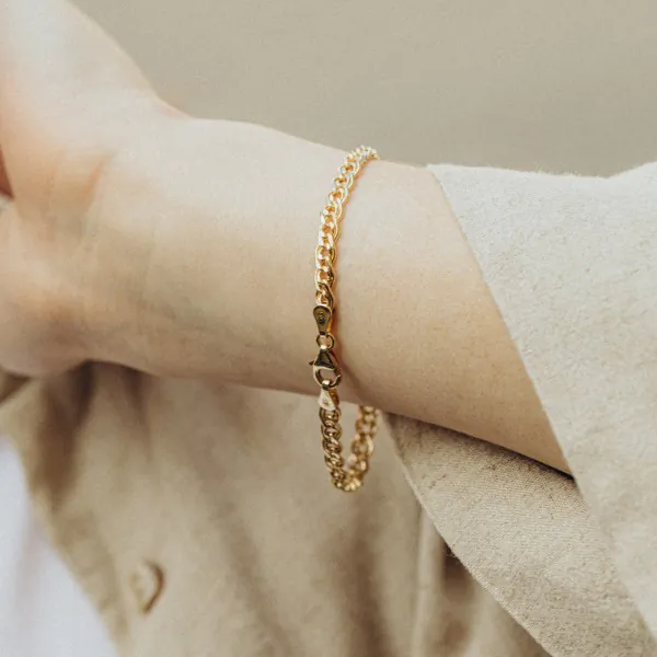 Armband als Zwillingspanzerkette in Gelbgold 375 / 9 Karat, 19 cm lang, 4.8 mm breit, Gewicht ca. 3 g.