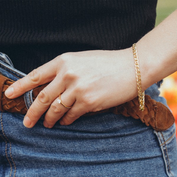 Armband als Zwillingspanzerkette in Gelbgold 375 / 9 Karat, 19 cm lang, 4.8 mm breit, Gewicht ca. 3 g.