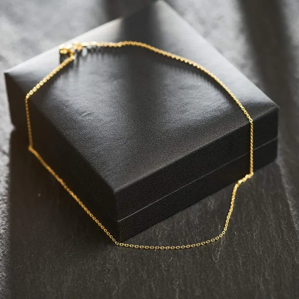 Goldkette als Ankerkette diamantiert in Gelbgold 375 / 9K, 80 cm lang, 1,3 mm breit, Gewicht ca. 3.9 g.
