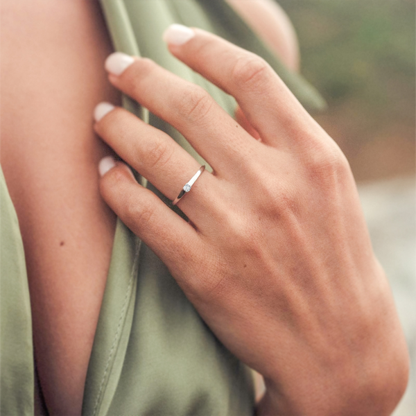 0,05 Karat Diamant Verlobungsring, Weißgold 585 / 14K, Weite 53 mm, Gewicht ca. 1.9 g.