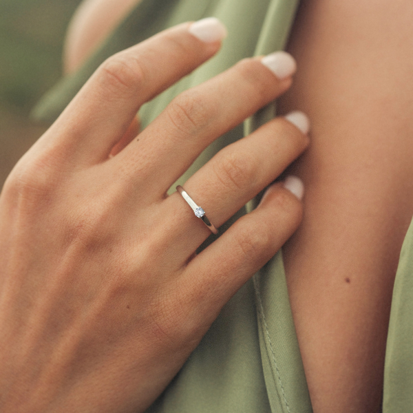 0,10 Karat Diamant Verlobungsring, Weißgold 585 / 14K, Breite 2 mm, Weite 54 mm, Gewicht ca. 2.2 g.