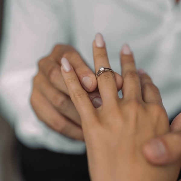 0,30 Karat Diamant Verlobungsring mit GIA Zertifikat, Weißgold 585 / 14K, Breite 1,7 mm,Weite 58 mm, Gewicht ca. 2.6 g.