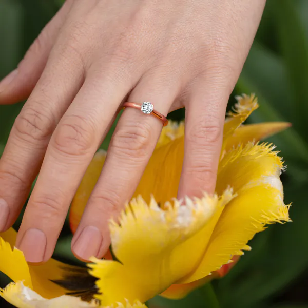 0,40 Karat Diamant Verlobungsring mit GIA Zertifikat, Rotgold 585 / 14K, Breite 1,7 mm,Weite 56 mm, Gewicht ca. 2.6 g.