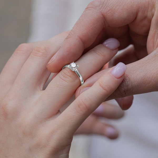 0,90 Karat Diamant Ring mit GIA Zertifikat, Weißgold 585 / 14K, Breite 1,7 mm,Weite 52 mm, Gewicht ca. 3 g.