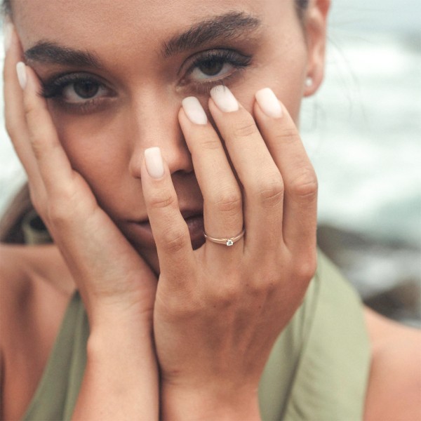 0,10 Karat Diamant Verlobungsring, Rotgold 750 / 18K, Breite 2 mm, Weite 55 mm, Gewicht ca. 1.97 g.