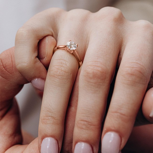 0,70 Karat Diamant Ring mit GIA Zertifikat, Rotgold 750 / 18K, Breite 1,7 mm,Weite 55 mm, Gewicht ca. 3.41 g.