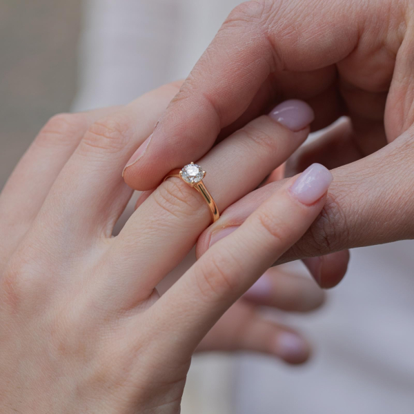 0,90 Karat Diamant Ring mit GIA Zertifikat, Gelbgold 750 / 18K, Breite 1,7 mm,Weite 55 mm, Gewicht ca. 3.41 g.