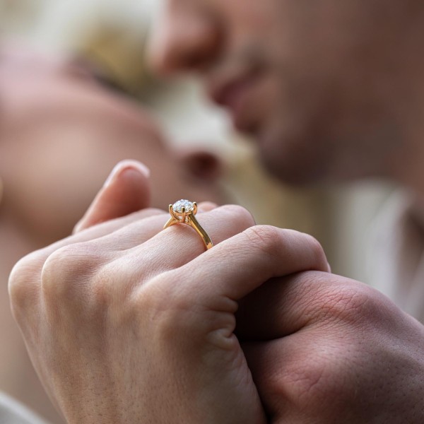 1 Karat Diamant Ring mit GIA Zertifikat, Gelbgold 750 / 18K, Breite 1,7 mm,Weite 54 mm, Gewicht ca. 3.41 g.