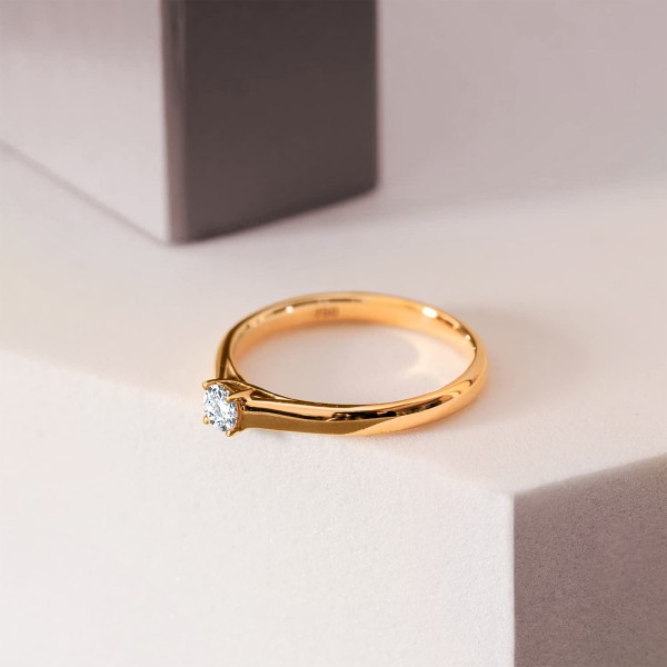 0,20 Karat Diamant Verlobungsring, Gelbgold 750 / 18K, Breite 2,3 mm, Weite 50 mm, Gewicht ca. 2.46 g.