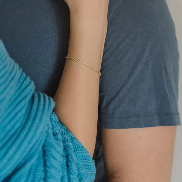 Armband als Kordelkette hohl Leichtversion in Gelbgold 750 / 18K, 18.5 cm lang, 2,1 mm breit, Gewicht ca. 1.6 g.