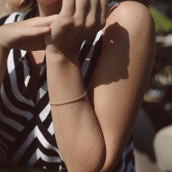 Armband als Kordelkette hohl Leichtversion in Gelbgold 333 / 8K, 19 cm lang, 2.1 mm breit, Gewicht ca. 1.3 g.