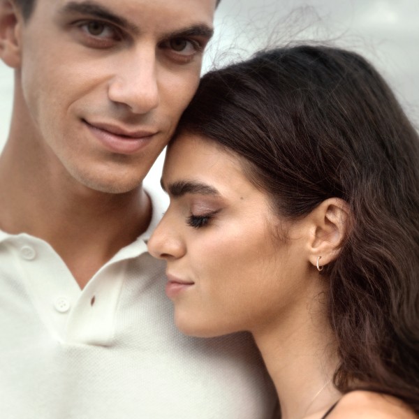 0,07 Karat Diamant Creolen, Gelbgold 750 / 18K, Außendurchmesser 10.3 mm, Breite 1.3 mm, Gewicht ca. 1.0 g