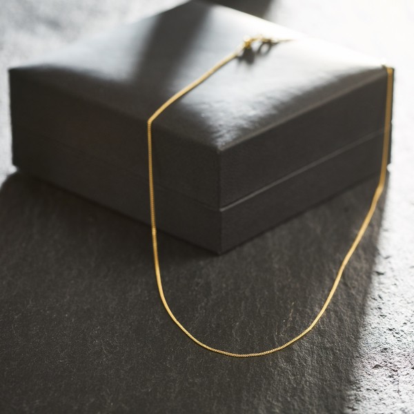 Goldkette als Panzerkette flach in Gelbgold 375 / 9K, 55 cm lang, 0,8 mm breit, Gewicht ca. 1.3 g.