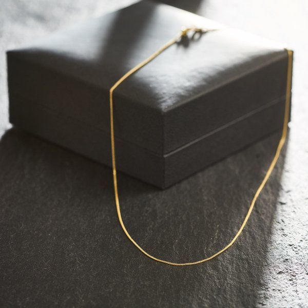 Goldkette als Panzerkette flach in Gelbgold 585 / 14K, 50 cm lang, 0,8 mm Breit, Gewicht ca. 1.2 g.