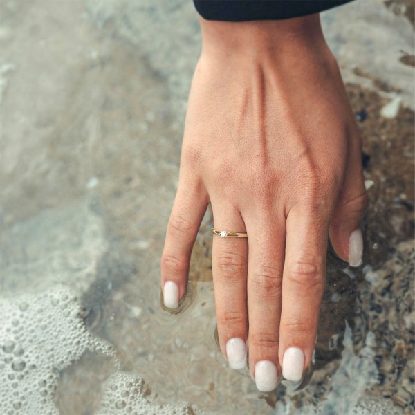 0,10 Karat Diamant Verlobungsring, Gelbgold 585 / 14K, Breite 2 mm, Weite 51 mm, Gewicht ca. 2.2 g.