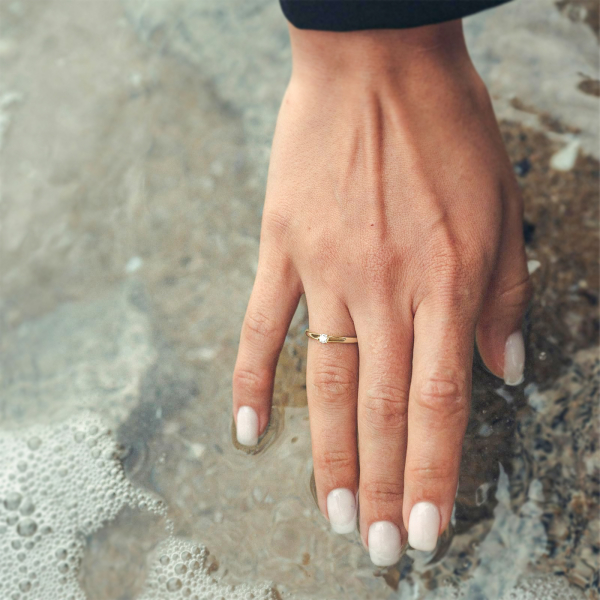 0,10 Karat Diamant Verlobungsring, Gelbgold 585 / 14K, Breite 2 mm, Weite 53 mm, Gewicht ca. 2.2 g.