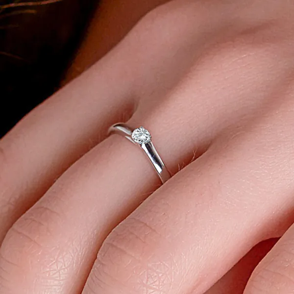 0,10 Karat Diamant Verlobungsring, Weißgold 585 / 14K, Breite 2 mm, Weite 58 mm, Gewicht ca. 2.2 g.