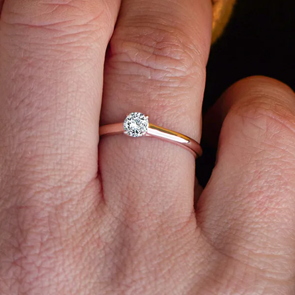 0,30 Karat Diamant Verlobungsring mit GIA Zertifikat, Rotgold 585 / 14K, Breite 1,7 mm,Weite 52 mm, Gewicht ca. 2.6 g.